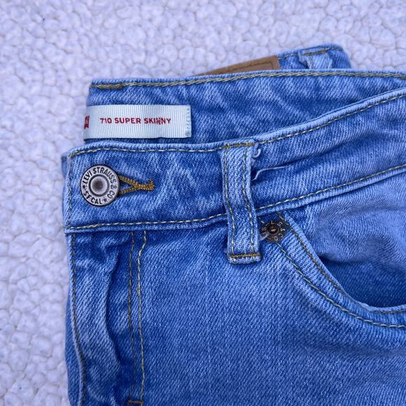 Levi's 710 Super Skinny Light Wash Distressed Jeans 12 Reg - Picture 2 of 11